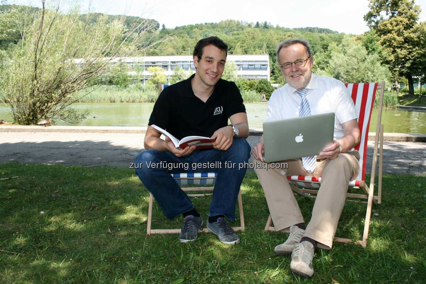 ÖH-Vorsitzender Michael Obrovsky (li.) und Rektor Richard Hagelauer freuen sich, gemeinsam eine Verdoppelung des Sommerkursangebots 2014 für die Studierenden der Johannes Kepler Universität (JKU) Linz erzielt zu haben.
