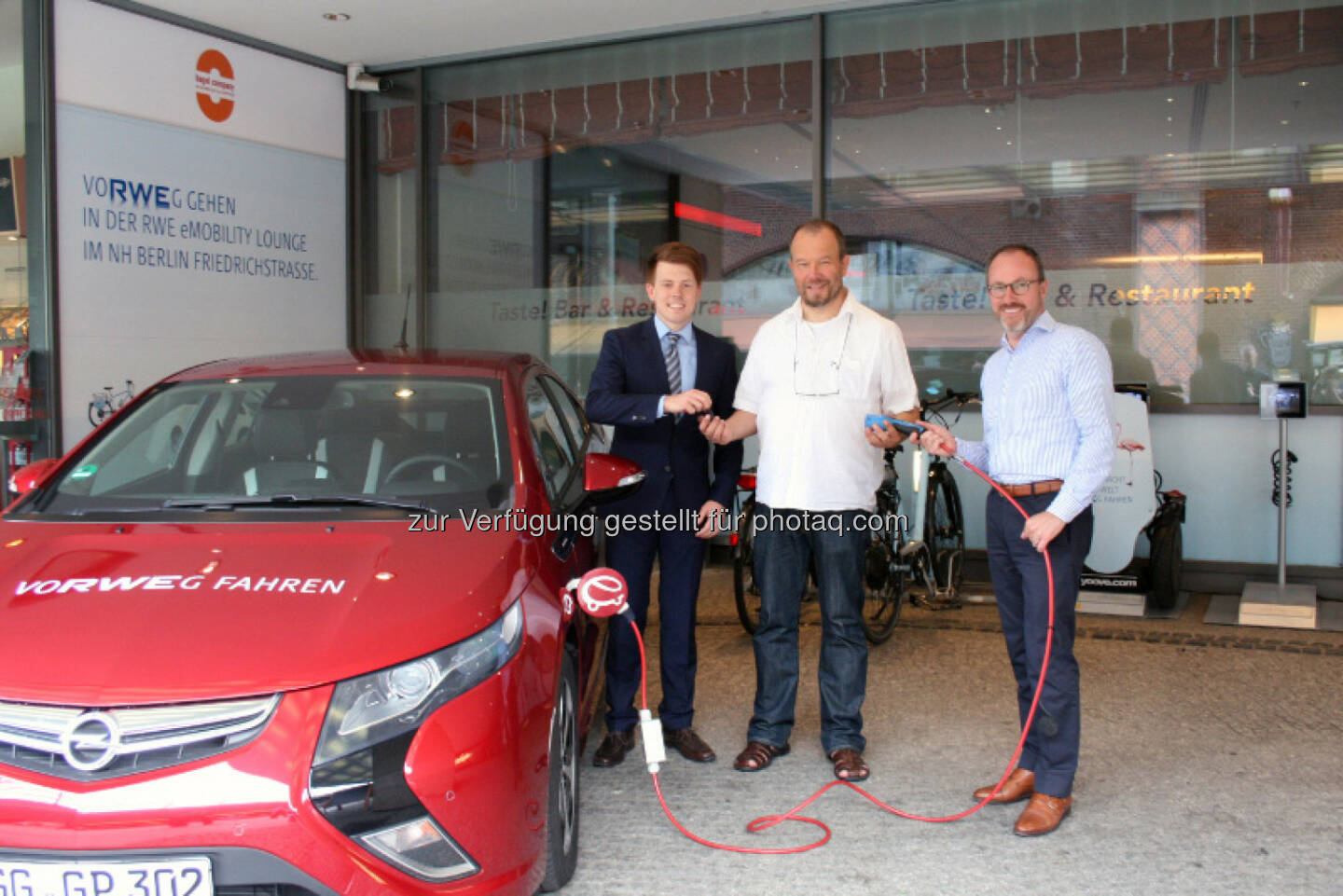 Welterbe-Marathon mit dem E-Auto: Dennis Heusser von der Adam Opel AG, Roland Wagner vom Webportal visitatio.de, RWE Hauptstadtrepräsentant  Leo Peter Graef:  In der RWE eLounge in Berlin wurde ein Elektromobil vom Typ Opel Ampera für den Welterbe Marathon übergeben. RWE unterstützt die Rundreise zu den 39 UNESCO-Welrterbestätten mit Ökostrom.