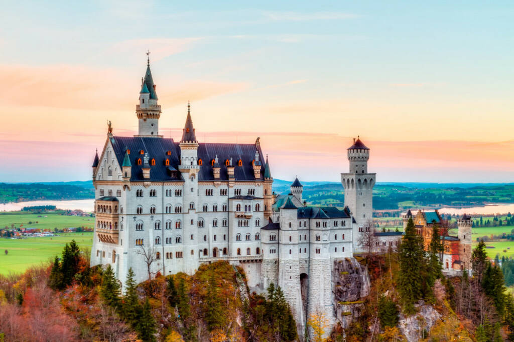 Neuschwanstein, Schloss, Bayer, Deutschland, http://www.shutterstock.com/de/pic-163531187/stock-photo-neuschwanstein-lovely-autumn-landscape-panorama-picture-of-the-fairy-tale-castle-near-munich-in.html (09.08.2014) 