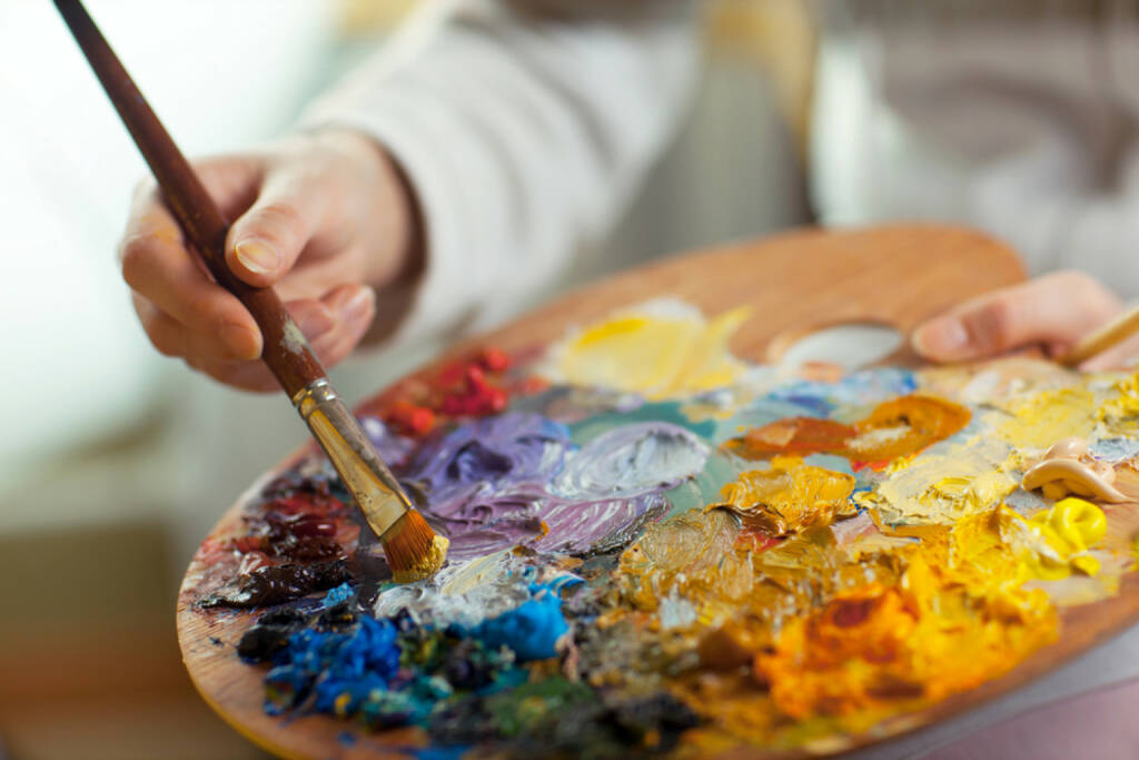 mischen, mixen, Farbe, Palette, Pinsel, malen, bunt, http://www.shutterstock.com/de/pic-132622637/stock-photo-artist-brush-mix-color-oil-painting-on-palette-is-holding-in-his-hand-closeup.html? , © www.shutterstock.com (12.11.2024) 