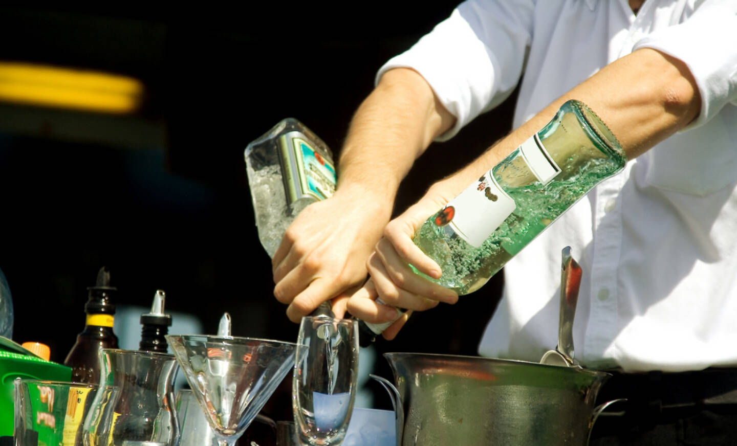 mixen, mischen, Alkohol, Barkeeper, trinken, Getränk, Glas, Flasche, Cocktail, http://www.shutterstock.com/de/pic-20138125/stock-photo-hands-of-the-barman-mixing-an-alcoholic-cocktail.html 