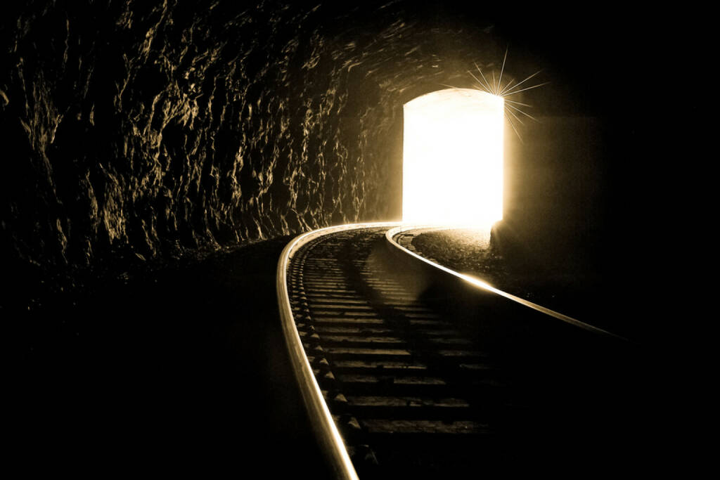 Lichtblick, Tunnel, Schienen, Eisenbahn, Bahn, Zug, Hoffnung, Licht am Ende des Tunnels, aufwärts, Erleuchtung, Ausweg, Hilfe, http://www.shutterstock.com/de/pic-115459123/stock-photo-this-image-brings-about-hope-and-strength-in-difficult-times-it-is-important-to-keep-your-faith.html, © (www.shutterstock.com) (09.08.2014) 