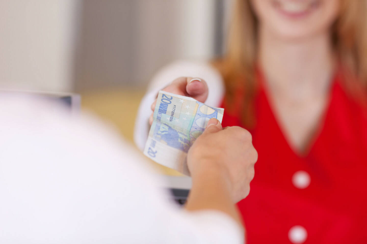 bezahlen, bar, Euro, Bargeld, kaufen, Konsum, einkaufen, http://www.shutterstock.com/de/pic-142786390/stock-photo-closeup-image-of-a-customer-handing-euros-at-the-cash-counter.html