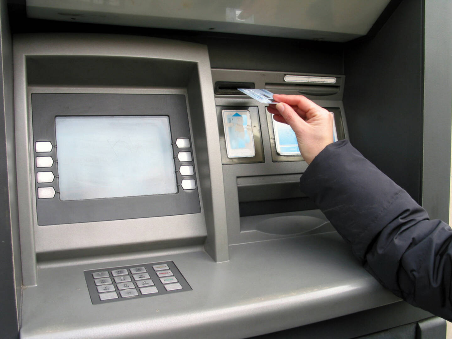 Bankomat, Geld, Geldautomat, http://www.shutterstock.com/de/pic-98999/stock-photo-a-hand-a-credit-card-and-atm-trying-to-get-money.html