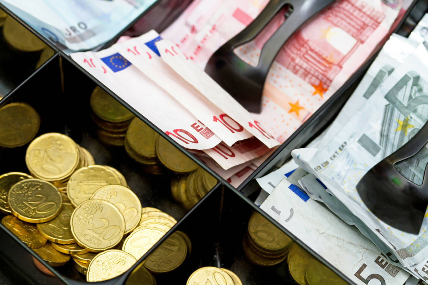 Kassa, Kasse, voll, volle Kasse, Geld, Euro, Erfolg, gefüllt, reich, einkaufen, Konsum, http://www.shutterstock.com/de/pic-86163733/stock-photo-euro-money-in-the-till.html 