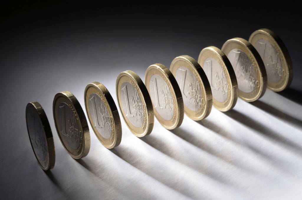 Euro, Münze, 1 Euro, Schatten, schwarz, dunkel, langer Schatten, Krise, stehen, rollen, schwach, http://www.shutterstock.com/de/pic-119975554/stock-photo-a-row-of-one-euro-coins.html, © www.shutterstock.com (10.08.2014) 
