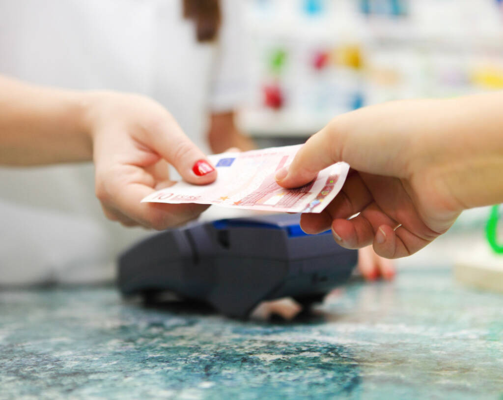 bezahlen, bar, Euro, Geld, Apotheke, Rechnung, kaufen, Konsum, http://www.shutterstock.com/de/pic-148841591/stock-photo-close-up-on-paying-for-medicine-using-cash-at-pharmacy.html, © www.shutterstock.com (10.08.2014) 