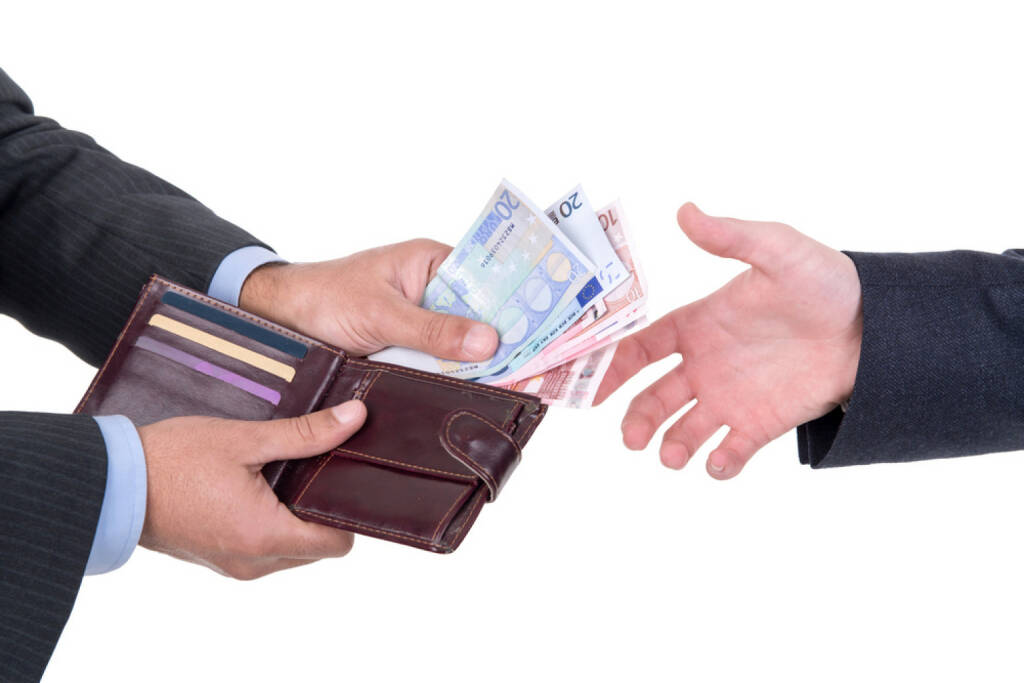 bezahlen, Geld, bar, Euro, Brieftasche, Schwarzgeld, http://www.shutterstock.com/de/pic-175632596/stock-photo-detail-of-money-changing-hands.html, © www.shutterstock.com (10.08.2014) 