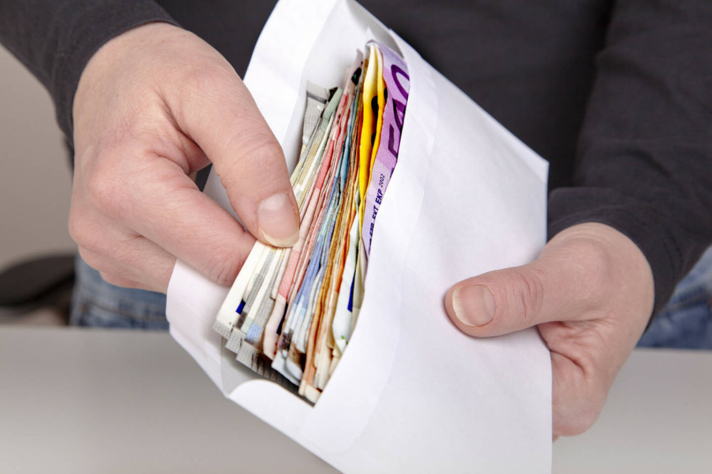 Geld, Euro, Schwarzgeld, schwarz, Kuvert, illegal, unter der Hand, unter dem Tisch, Steuer, Korruption, http://www.shutterstock.com/de/pic-182470478/stock-photo-hands-holding-envelope-with-cash.html