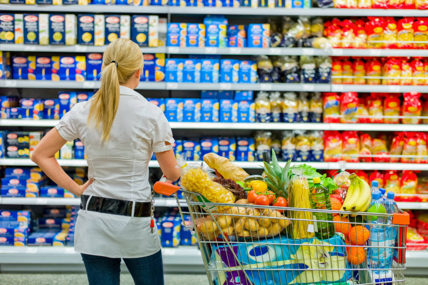 einkaufen, bezahlen, Supermarkt, Einkaufswagen, Konsum, Entscheidung, kaufen, zahlen, http://www.shutterstock.com/de/pic-133681769/stock-photo-a-woman-is-overwhelmed-with-the-wide-range-in-the-supermarket-when-shopping.html