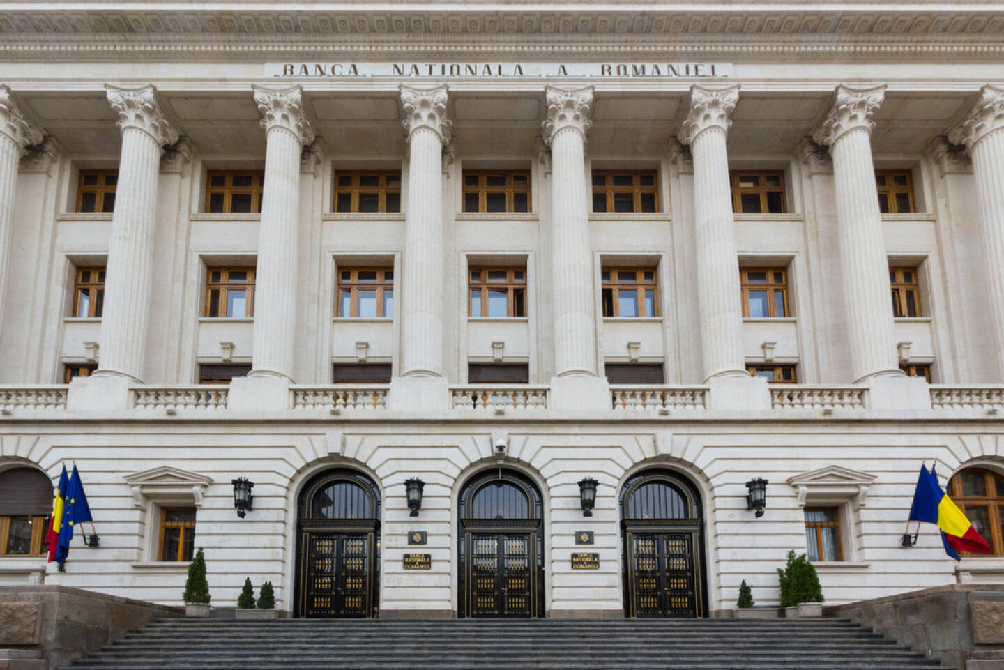 Nationalbank, Rumänien, Bank, rumänische Nationalbank, http://www.shutterstock.com/de/pic-140522437/stock-photo-the-facade-and-front-of-the-newly-renovated-romanian-national-bank.html 