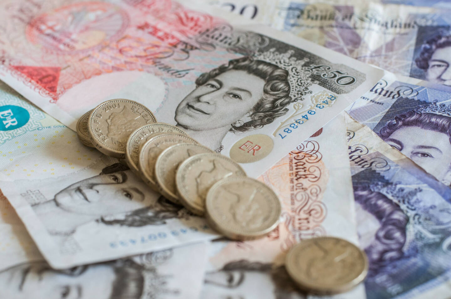 Pfund, britische Pfund, Währung, Geld, England, GB, http://www.shutterstock.com/de/pic-206967001/stock-photo-pile-of-money-and-stacked-coins-british-pounds-sterling-gbp-for-business-and-finance.html 