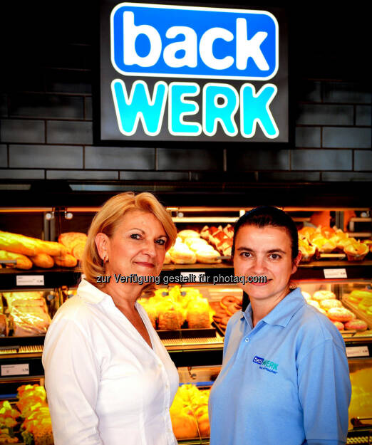 BackWerk Österreich übernimmt Expansion in Slowenien : Ingrid Dubowy (l.), Geschäftsführerin von BackWerk Österreich, die seit kurzem auch für die Expansion in Slowenien verantwortlich ist, mit Franchise-Partnerin Renata Žibert im neuen Shop in Laibach. (11.08.2014) 
