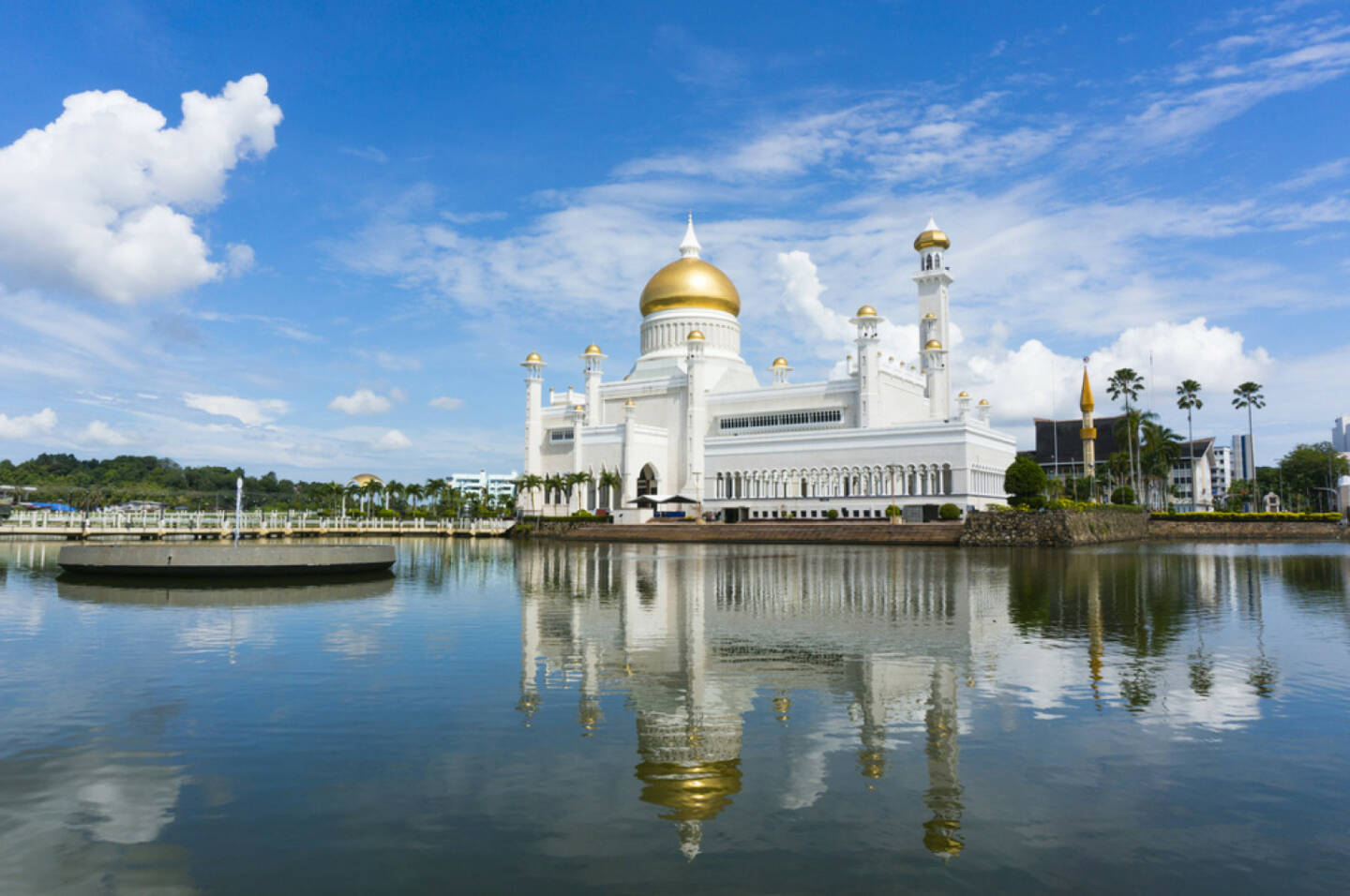 Brunei, Moschee, http://www.shutterstock.com/de/pic-163661105/stock-photo-masjid-sultan-omar-ali-saifuddin-mosque-in-bandar-seri-begawan-brunei-darussalam-brunei-plan-to.html 