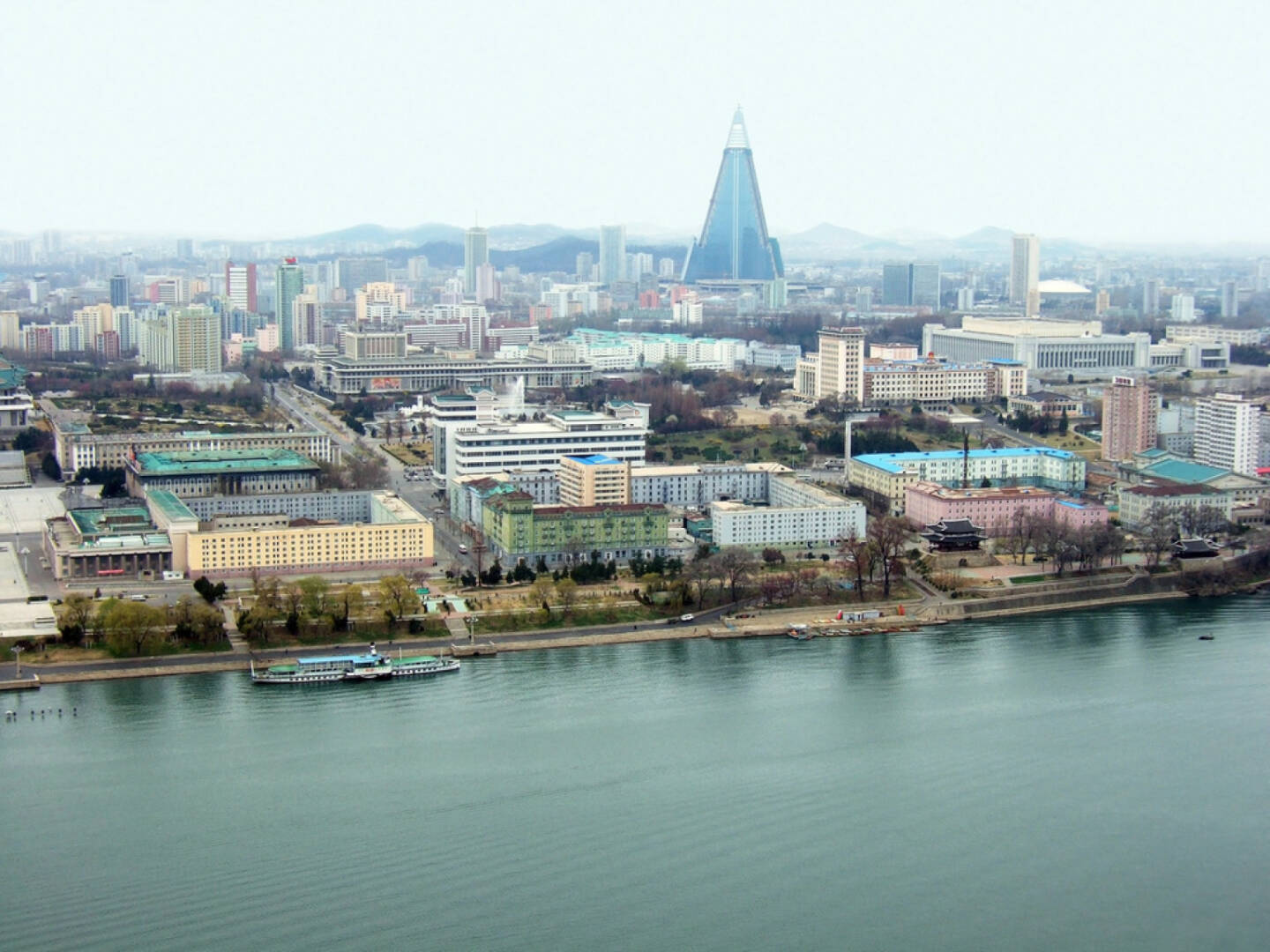 Pjönjang, Nordkorea, http://www.shutterstock.com/de/pic-56118088/stock-photo-view-of-the-pyongyang-capital-of-the-north-korea.html