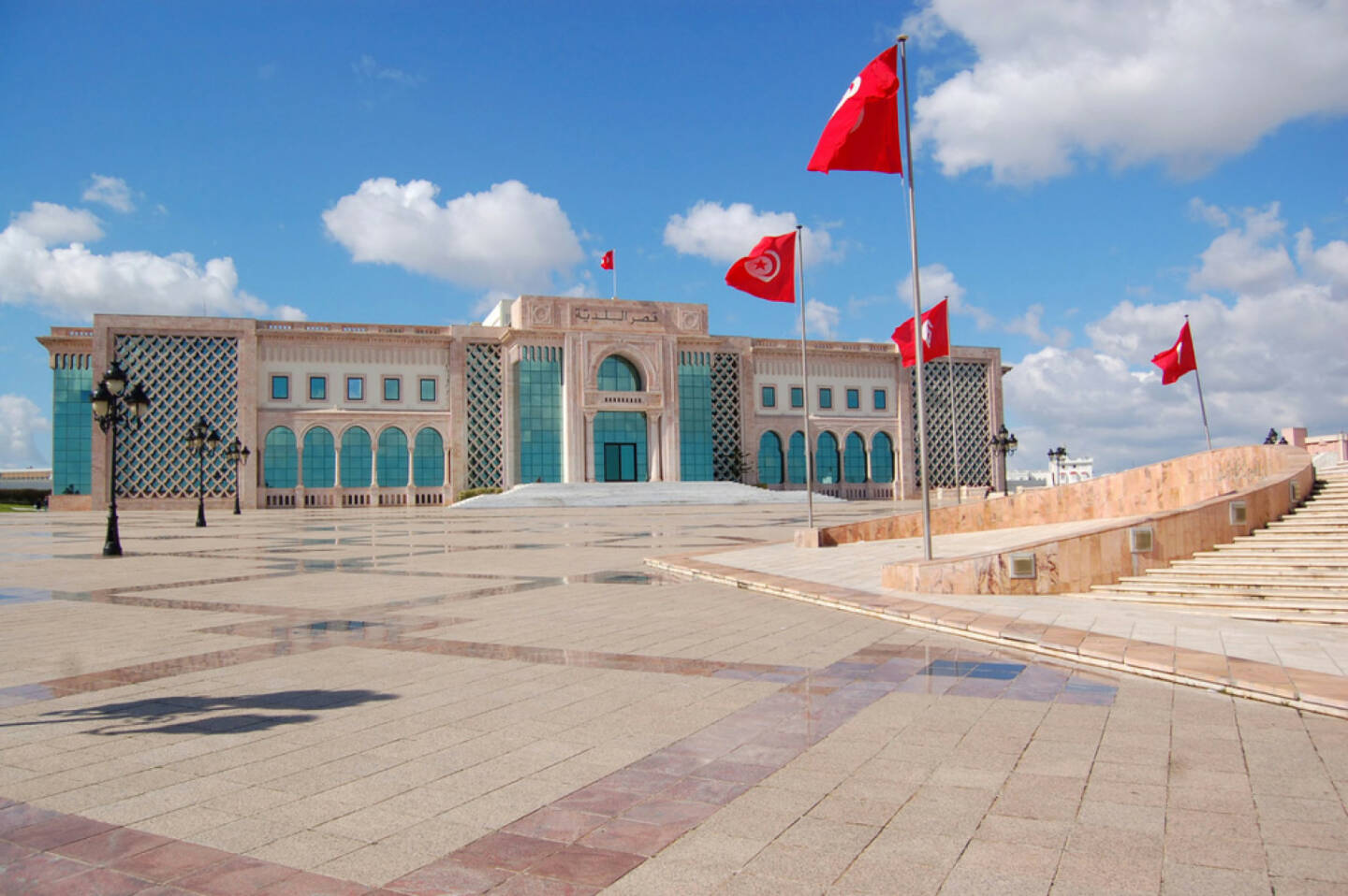 Tunis, Tunesien, http://www.shutterstock.com/de/pic-180678269/stock-photo-the-town-hall-of-tunis-and-its-large-square.html