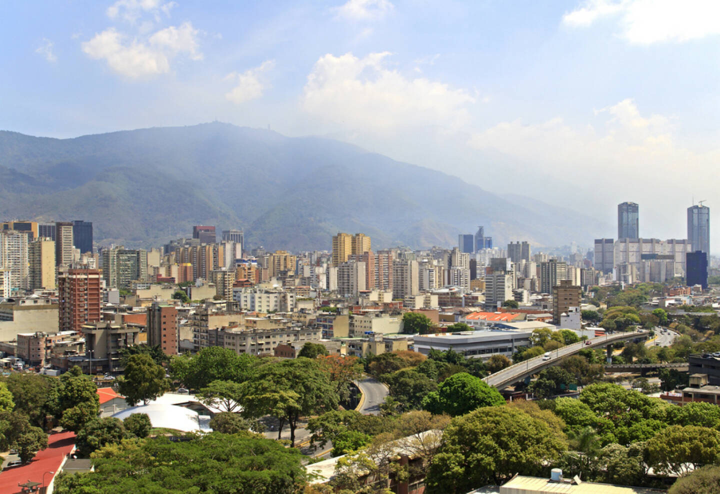 Caracas, Venezuela, http://www.shutterstock.com/de/pic-182034323/stock-photo-skyline-of-caracas-city-capital-of-venezuela.html