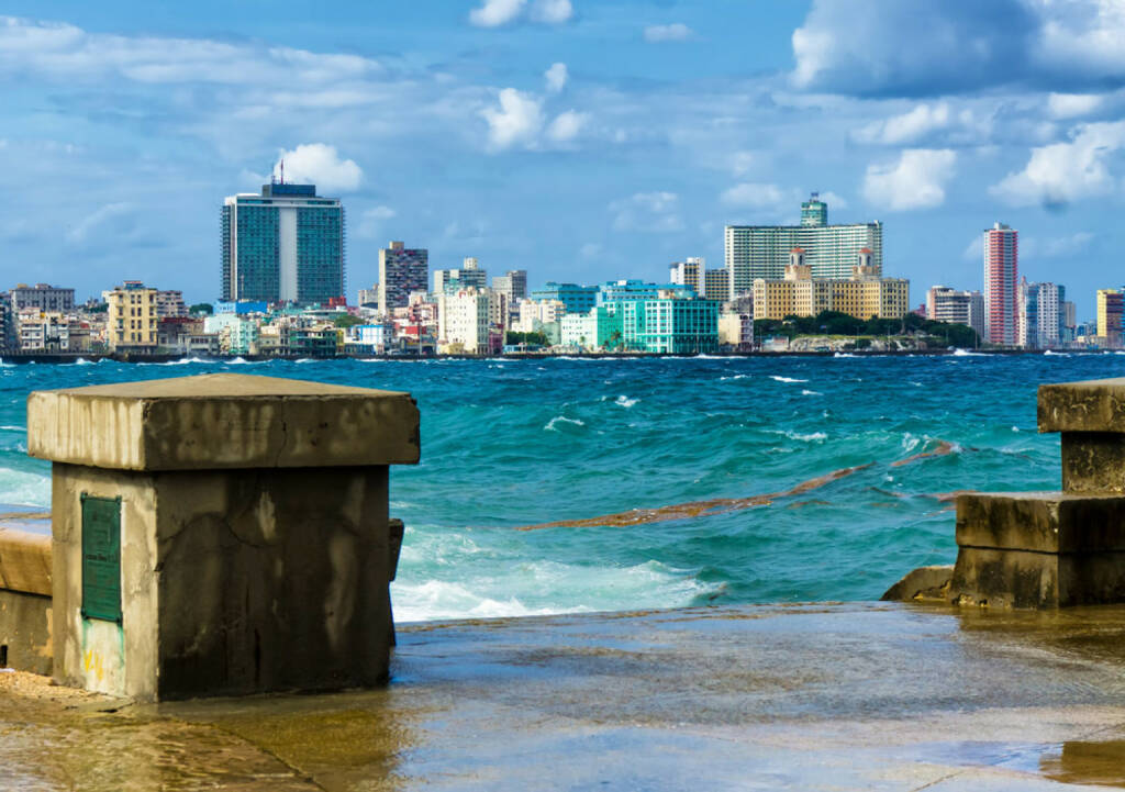 Havanna, Kuba, http://www.shutterstock.com/de/pic-117274624/stock-photo-the-skyline-of-havana-with-a-turbulent-sea-and-el-malecon-in-the-foreground.html, © (www.shutterstock.com) (11.08.2014) 