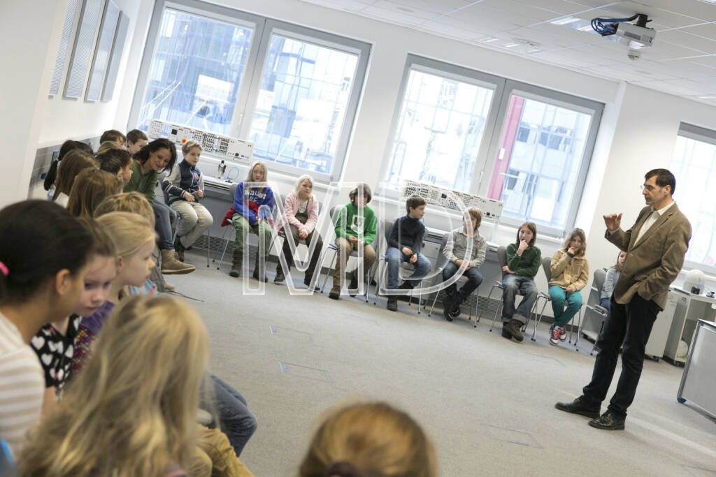 Norbert Berneck (Festo) und die Kinder der VS Lange Gasse und VS Donau City, © Martina Draper für Festo (16.01.2013) 