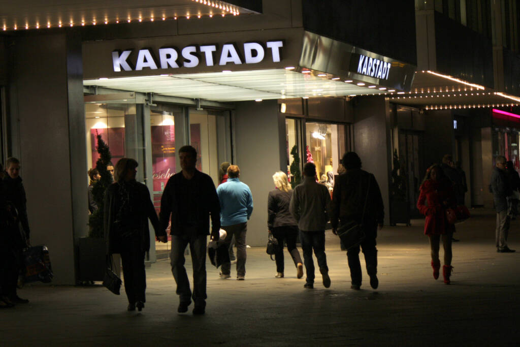 Karstadt, Eingang, Kaufhaus <a href=http://www.shutterstock.com/gallery-320989p1.html?cr=00&pl=edit-00>360b</a> / <a href=http://www.shutterstock.com/?cr=00&pl=edit-00>Shutterstock.com</a>, © www.shutterstock.com (22.03.2025) 