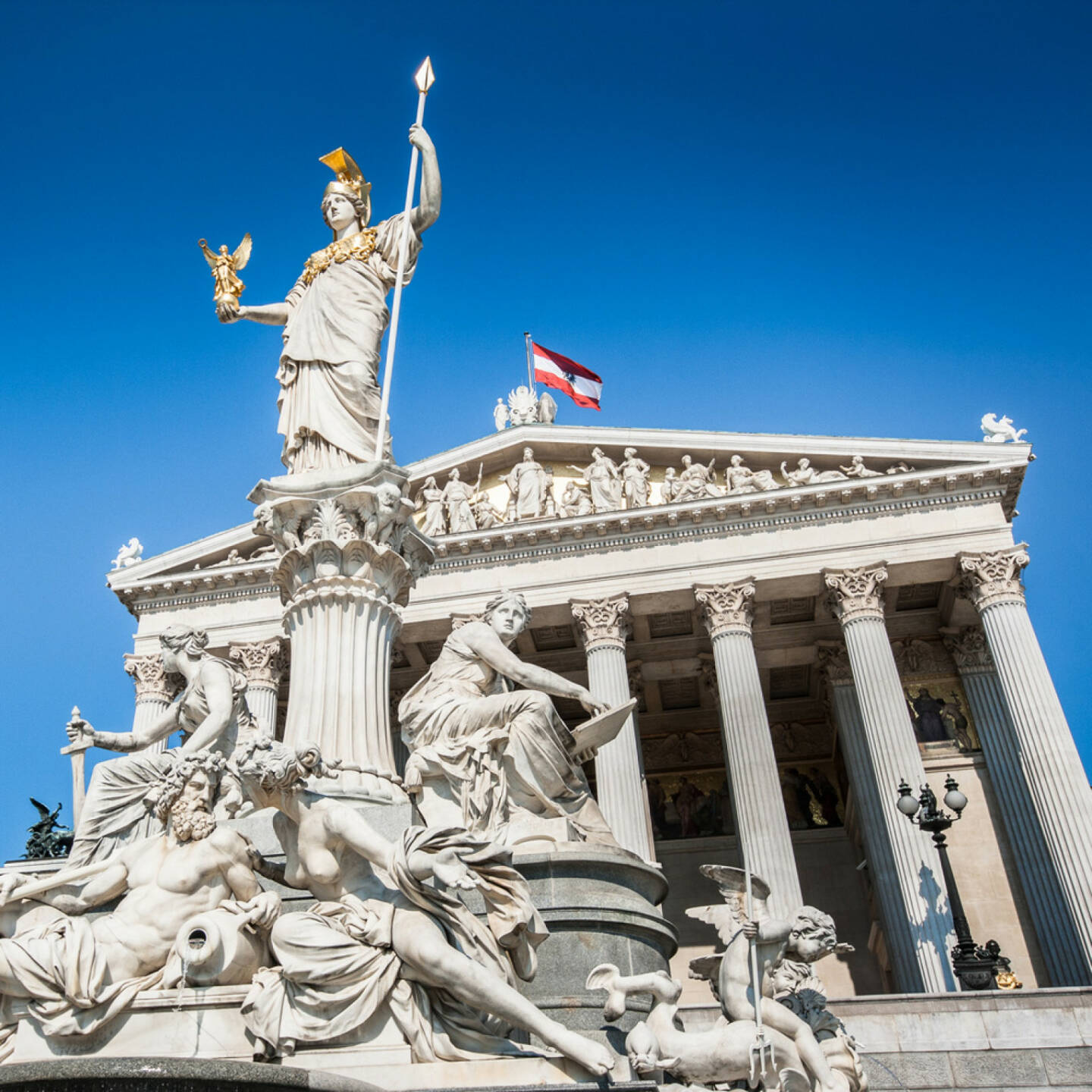 Parlament, Wien, Österreich, Pallas, Athene, http://www.shutterstock.com/de/pic-192567470/stock-photo-beautiful-view-of-austrian-parliament-building-with-famous-pallas-athena-fountain-in-vienna-austria.html 