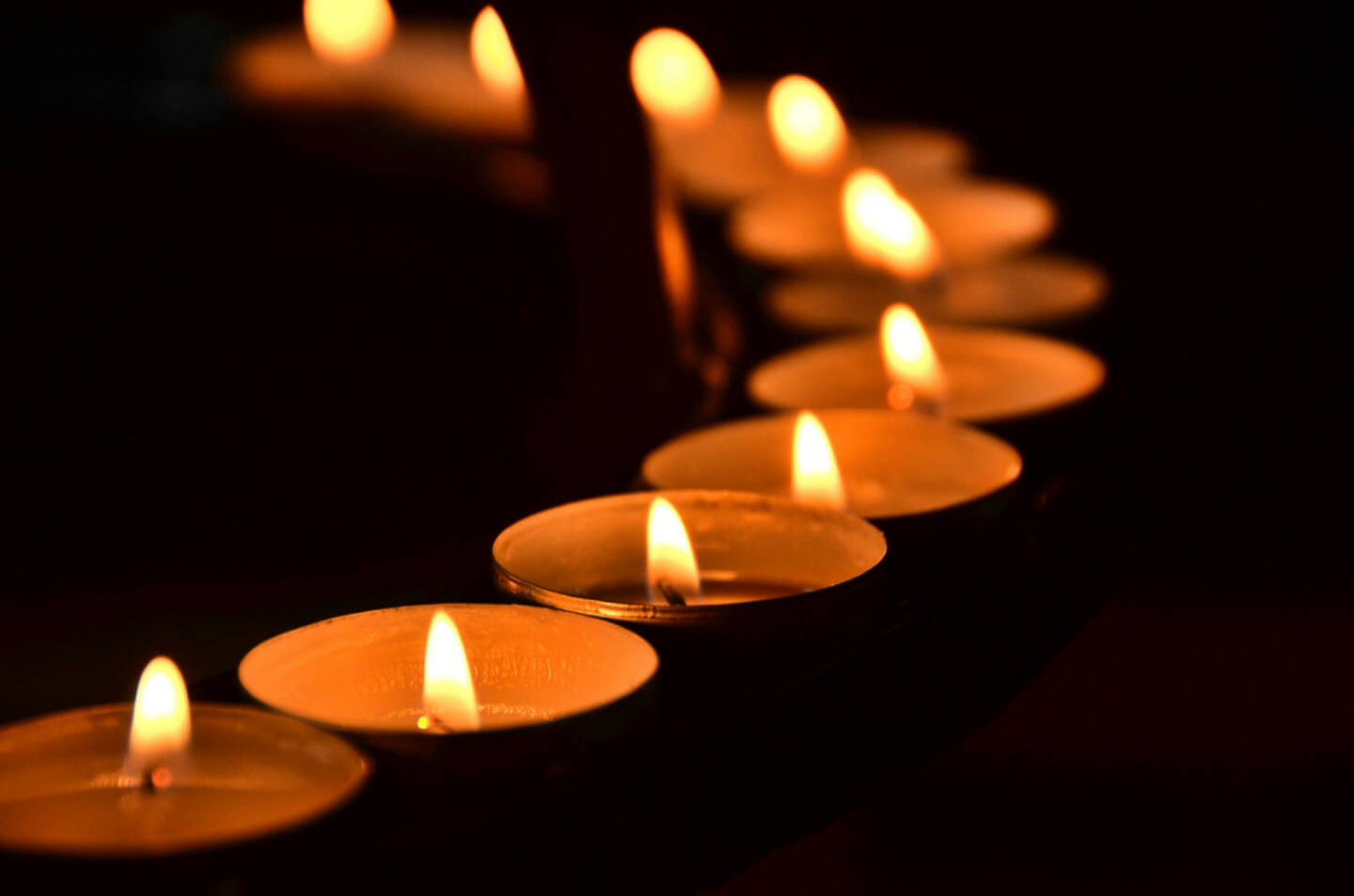 Trauer, Tod, Begräbnis, Kerzen, Schein, Licht, Meditation, brennen, Flamme, Kirche, http://www.shutterstock.com/de/pic-159412325/stock-photo-candles-meditation.html 