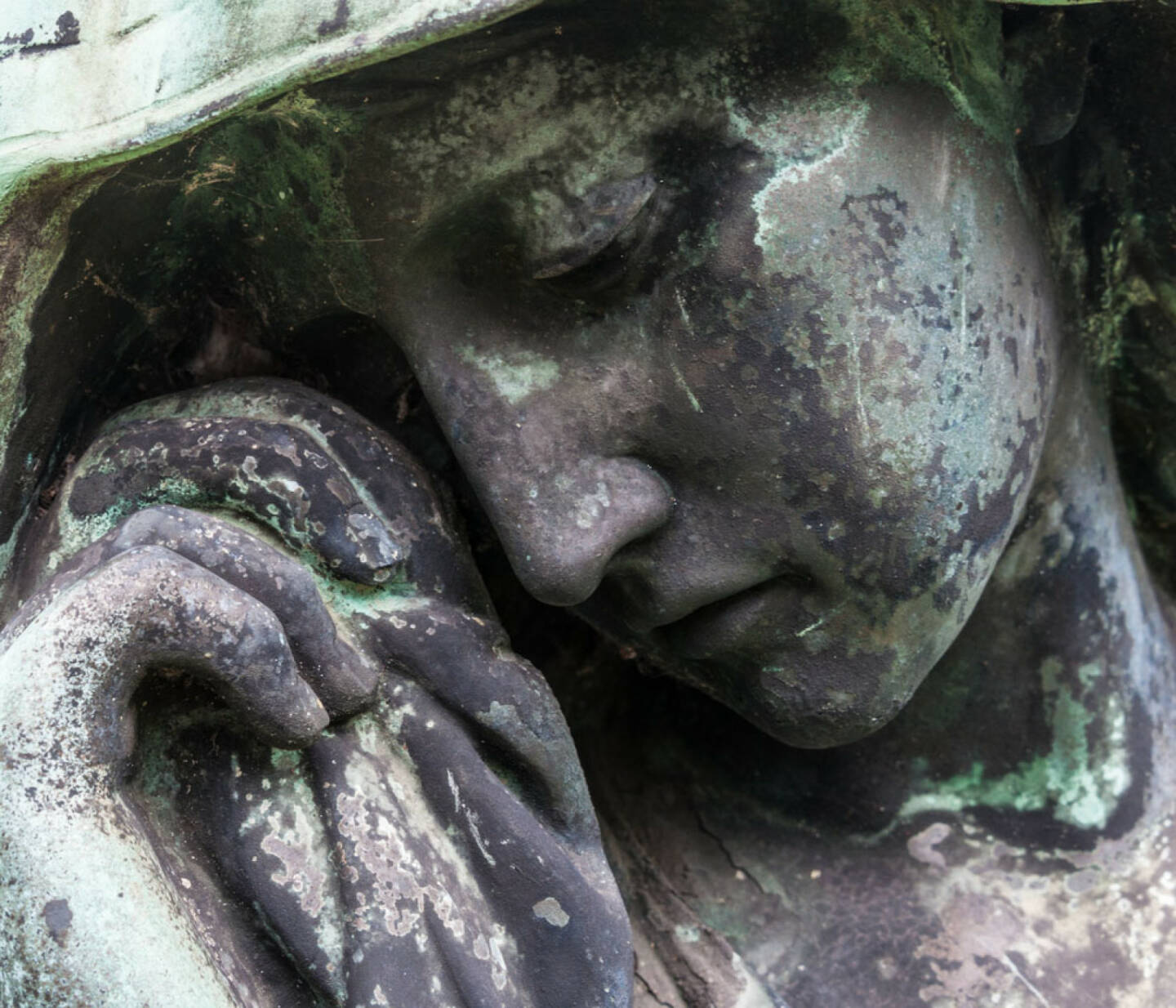 Trauer, Tod, Begräbnis, weinen, Tränen, Statue, Friedhof, http://www.shutterstock.com/de/pic-149246207/stock-photo-detail-of-a-mourning-sculpture-on-a-cemetery.html 