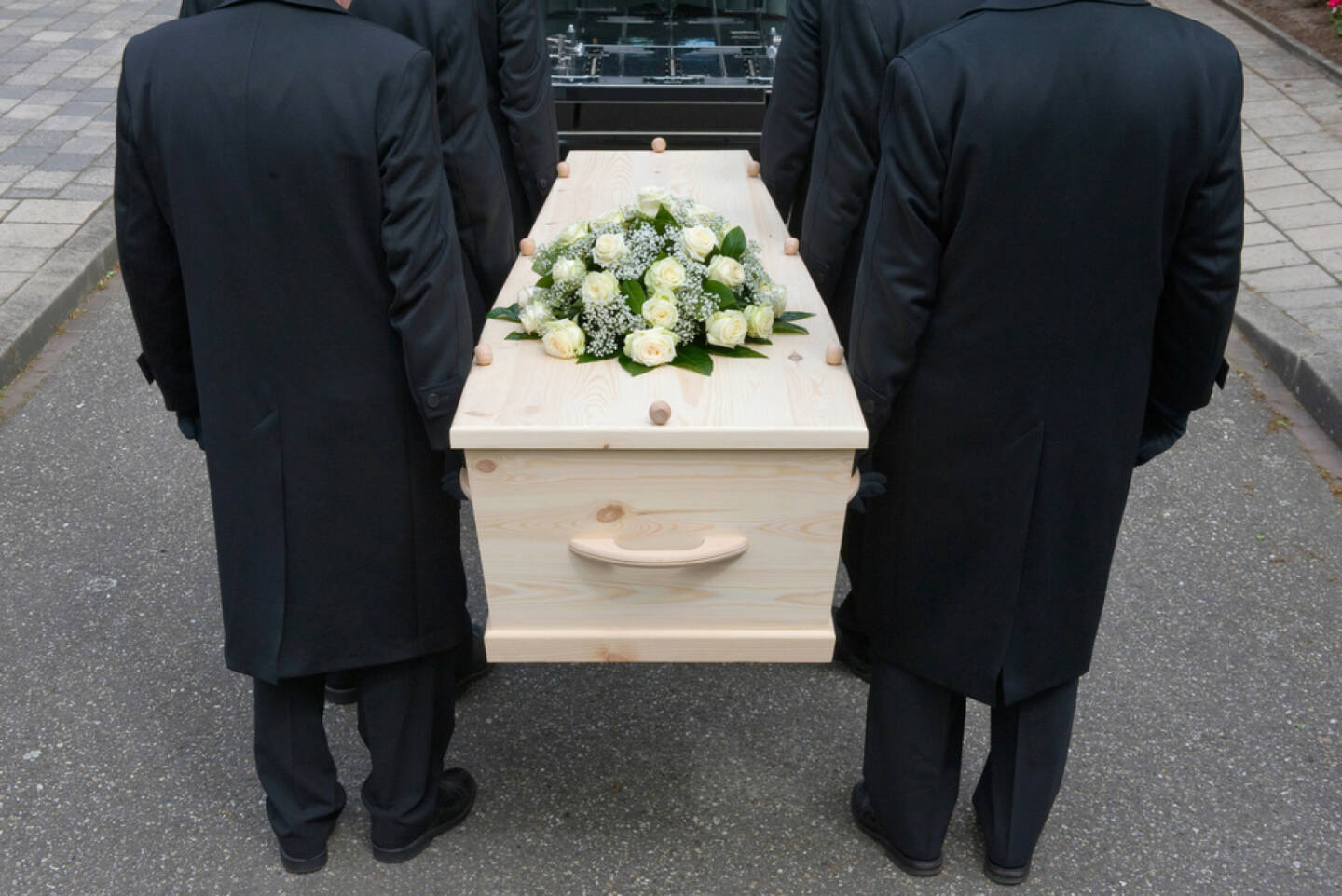 Begräbnis, Trauer, tragen, zu Grabe tragen, Grab, Friedhof, Leid, Tod, tot, Schmerz, Leid, http://www.shutterstock.com/de/pic-144558722/stock-photo-bearers-a-carrying-a-coffin-into-a-car.html