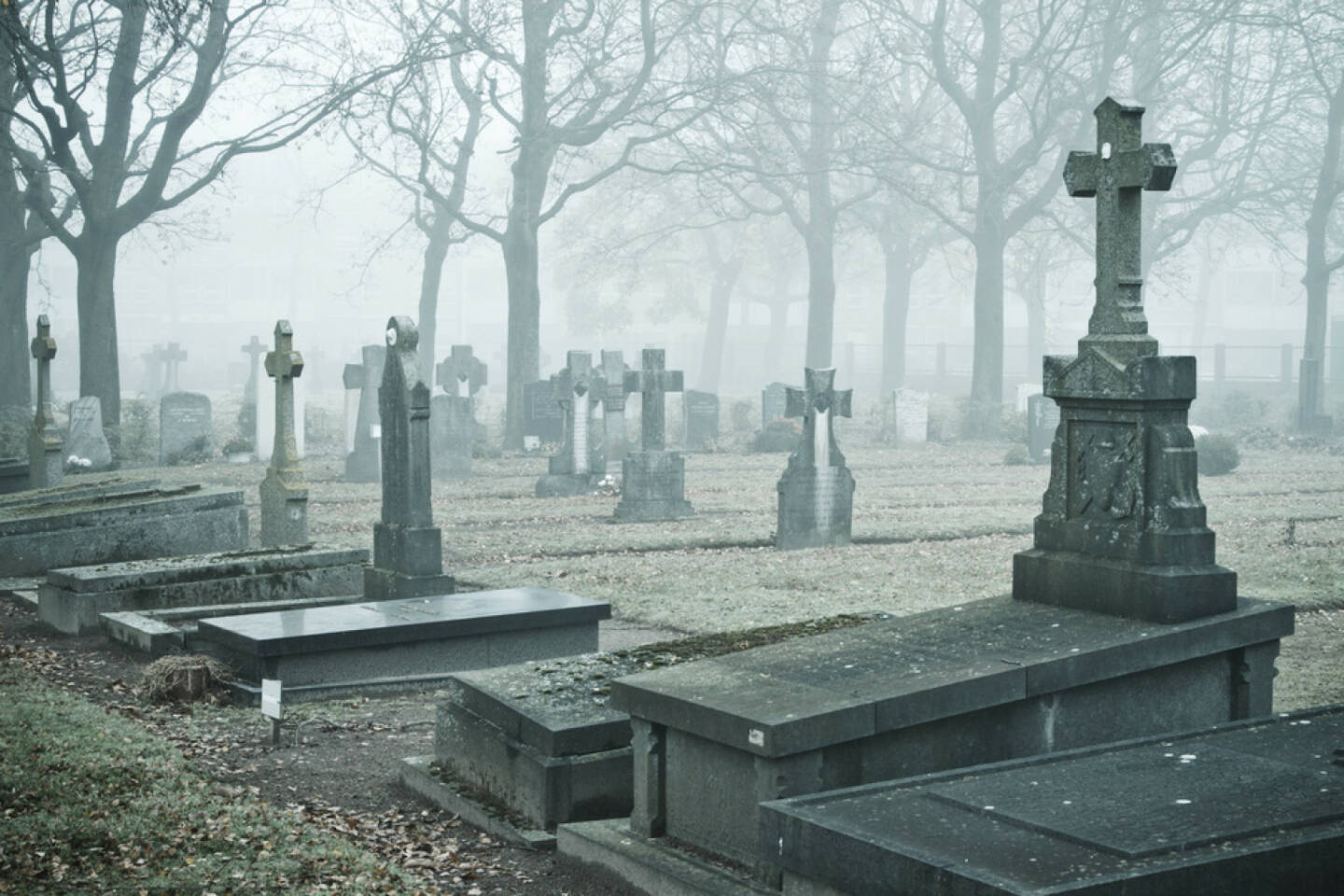 Friedhof, Trauer, Tod, Leben, Ende, Endstation, sterben, http://www.shutterstock.com/de/pic-96805285/stock-photo-graveyard-in-the-mist.html 