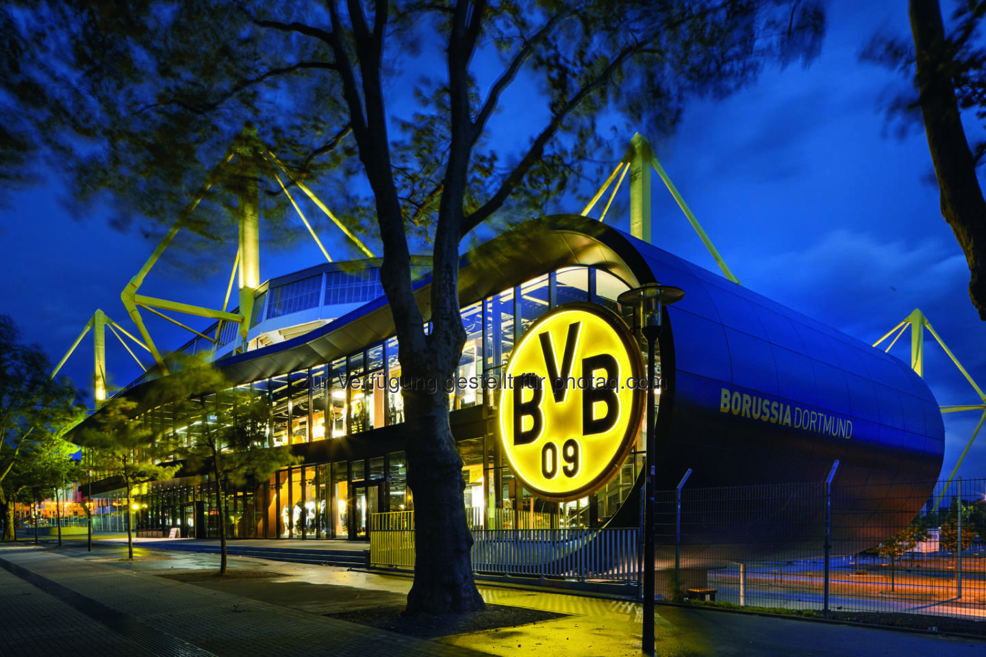 BVB Fanshop in Dortmund - Das Beleuchtungskonzept der BVB FanWelt am Signal Iduna Park stammt aus dem Hause Zumtobel (Bild: BVB/Zumtobel)