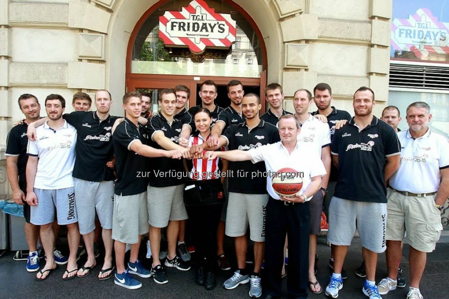 Rosinter Restaurants GmbH: T.G.I. Friday's unterzeichnet Partnerschaft mit dem österreichischen Basketball Nationalteam