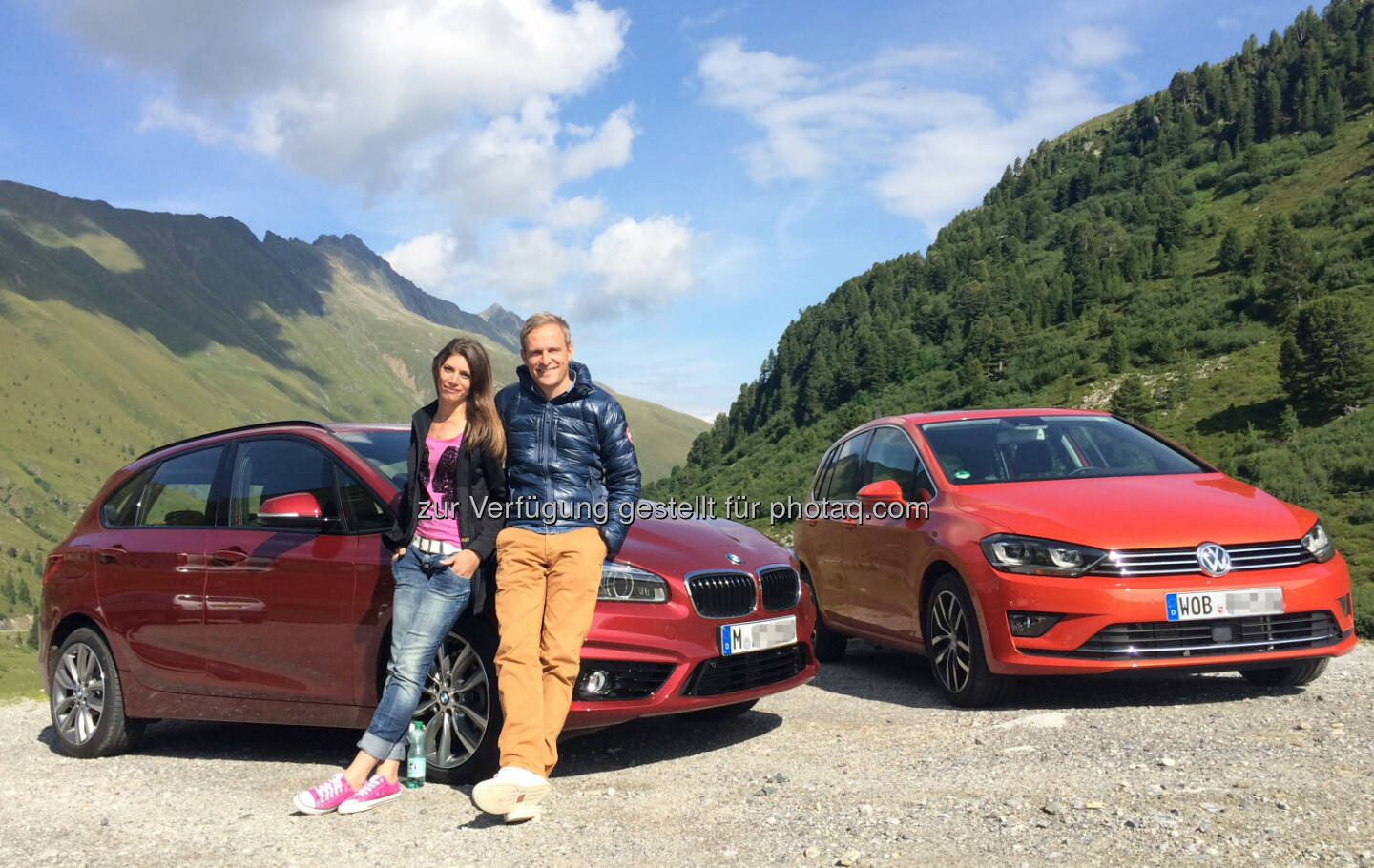 RTL II: Grip - Das Motormagazin:Grip-Moderator Matthias Malmedie und Rennfahrerin Cyndie Allemann machen den Performance-Test auf Tirols engen Alpenstraßen und prüfen die Alltagstauglichkeit des BMW 2er Active Tourer und des VW Golf Sportsvan.