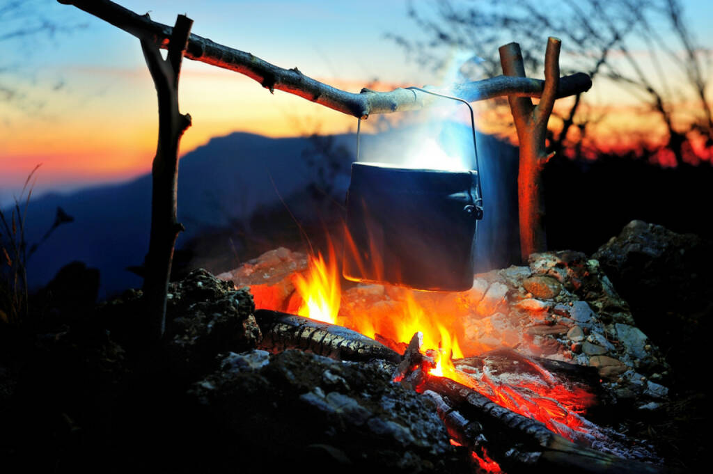 Zaubertrank, Feuer, Lagerfeuer, Topf, kochen, camping, Wildnis, Holz, http://www.shutterstock.com/de/pic-161030141/stock-photo-campfire-in-the-night-time.html, © (www.shutterstock.com) (14.08.2014) 