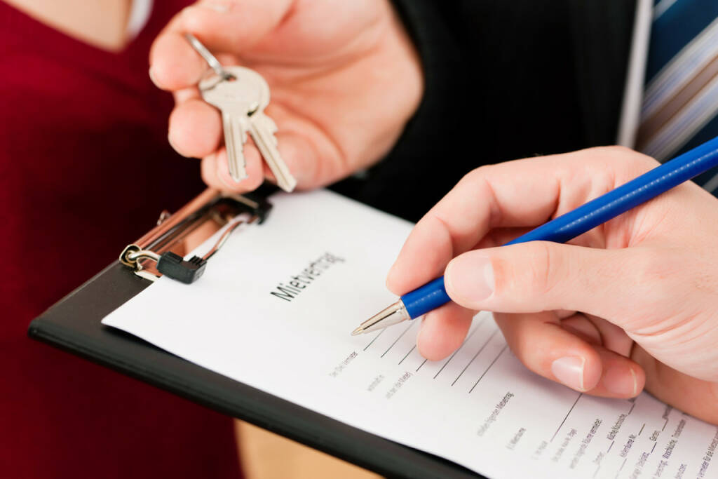 wohnen, mieten, Mietvertrag, Wohnung, http://www.shutterstock.com/de/pic-76312330/stock-photo-rent-an-apartment-signing-tenant-agreement-close-up-on-form.html , © (www.shutterstock.com) (14.08.2014) 