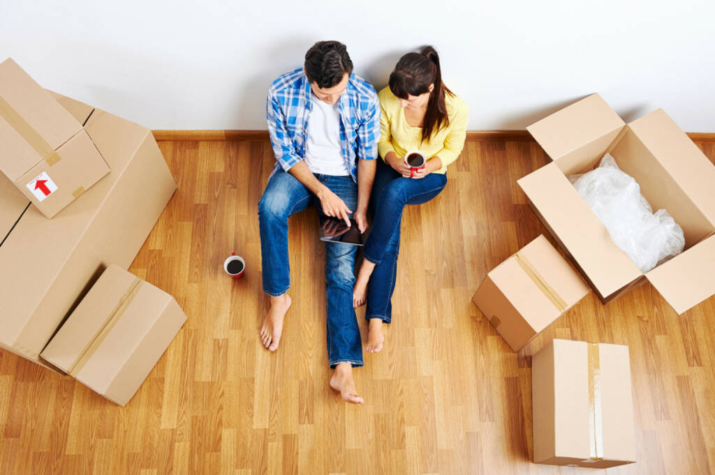 wohnen, mieten, Wohnung, Übersiedlung, Haus, leben, Umzug, http://www.shutterstock.com/de/pic-145609165/stock-photo-overhead-view-of-couple-moving-in-to-new-home-and-using-wireless-internet-on-tablet-computer.html, © (www.shutterstock.com) (14.08.2014) 