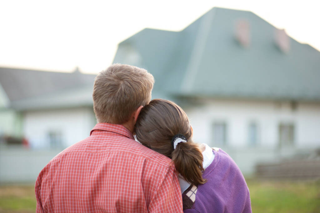 wohnen, Haus, kaufen, mieten, leben, Wohnung, zuhause, http://www.shutterstock.com/de/pic-84900061/stock-photo-couple-looking-on-house.html, © (www.shutterstock.com) (14.08.2014) 