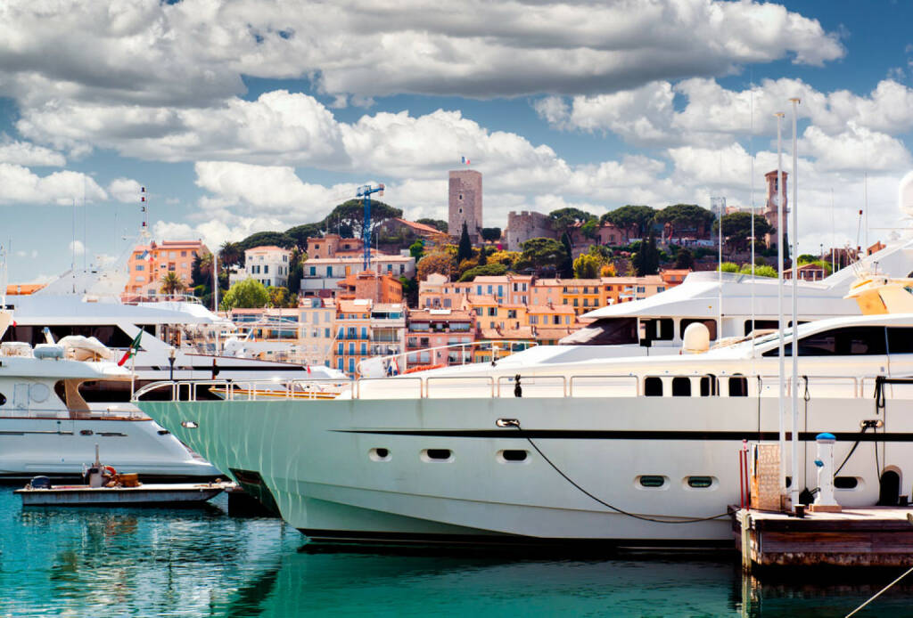 Cannes, Frankreich, Yacht, Boot, http://www.shutterstock.com/de/pic-137411216/stock-photo-view-of-le-suquet-the-old-town-and-port-le-vieux-of-cannes-france.html, © shutterstock.com (15.08.2014) 