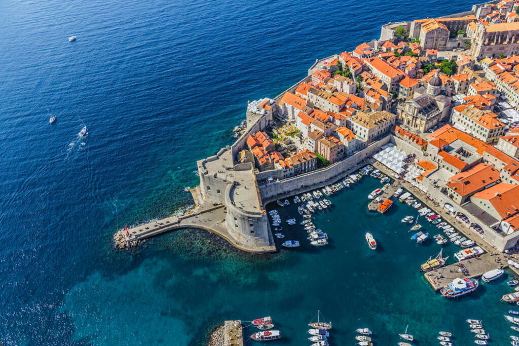 Dubrovnik, Kroatien, http://www.shutterstock.com/de/pic-149631182/stock-photo-aerial-helicopter-shoot-of-dubrovnik-old-town-harbor-and-st-john-fortress.html , © shutterstock.com (15.08.2014) 