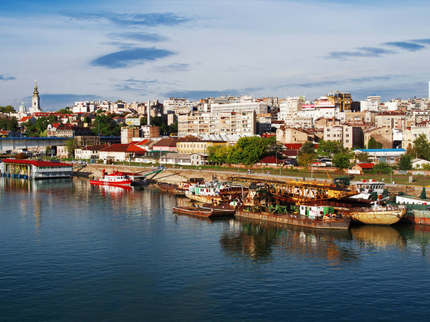 Belgrad, Serbien, http://www.shutterstock.com/de/pic-156936452/stock-photo-belgrade-view-from-river-sava-bridge-serbia.html 