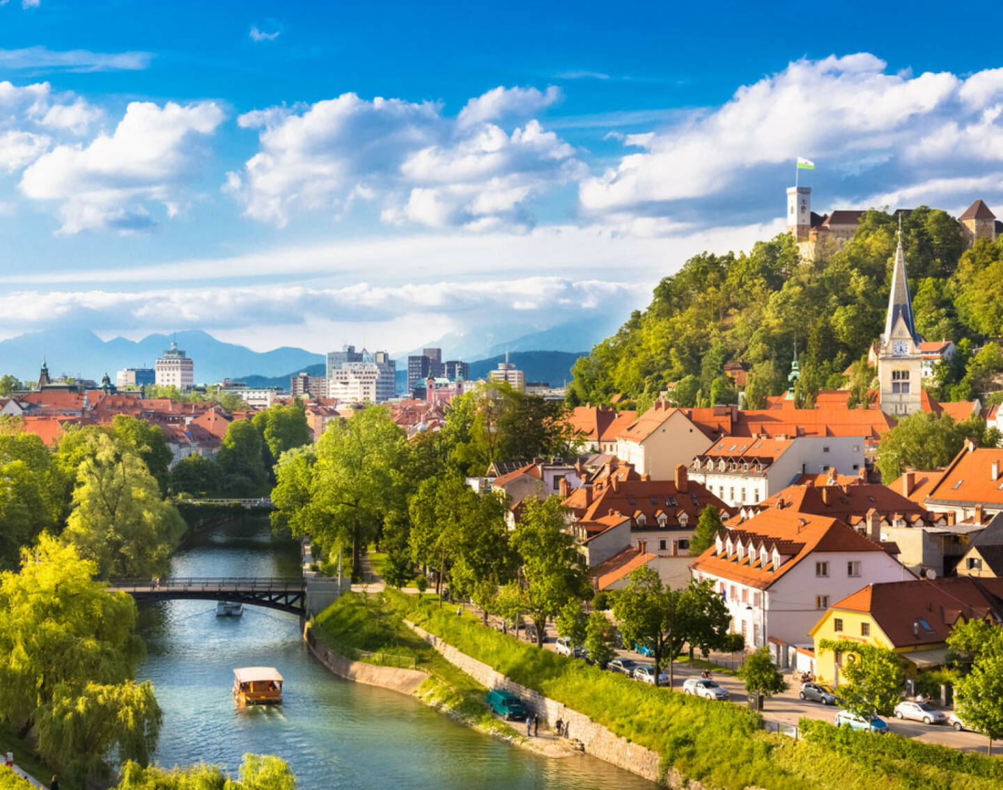 Ljubljana, Slowenien, http://www.shutterstock.com/de/pic-194185676/stock-photo-cityscape-of-the-slovenian-capital-ljubljana.html