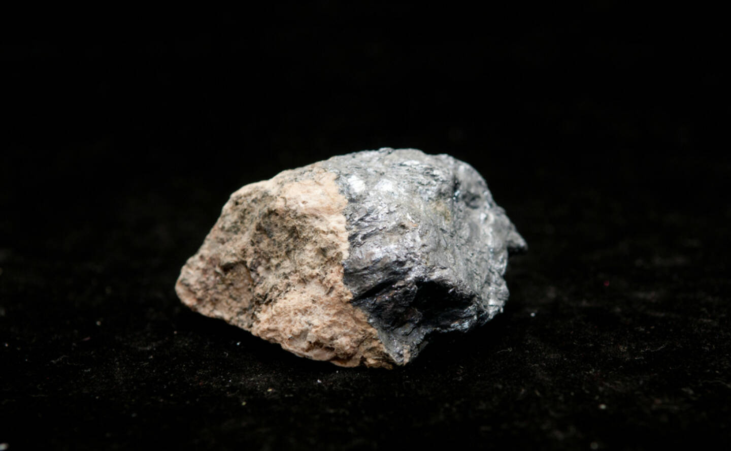 Molybdän, seltene Erden, Metall, http://www.shutterstock.com/de/pic-128806951/stock-photo-molybdenite-a-molybdenum-sample-mineral-a-rare-earth-metal.html