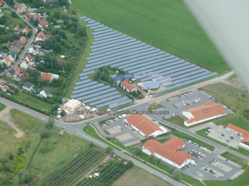 Solarparks werden bei privaten Investoren immer beliebter, Anleger setzen beim Crowdfunding verstärkt auf Sonnenenergie (Aussendung Sonneninvest), im Bild Solarpark Langenbogen Luftbild (Bild: Sonneninvest AG)  (18.08.2014) 