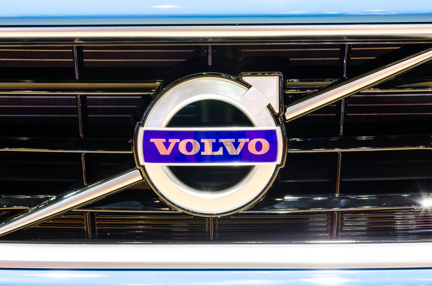 Logo, Volvo V40 <a href=http://www.shutterstock.com/gallery-694753p1.html?cr=00&pl=edit-00>Chatchai Somwat</a> / <a href=http://www.shutterstock.com/?cr=00&pl=edit-00>Shutterstock.com</a>