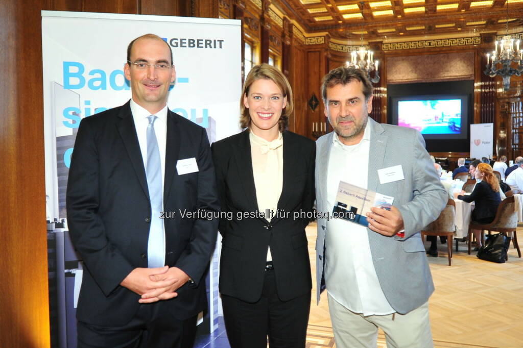 Sebastian Dorda, Leiter Marketing & Technik bei Geberit, mit Monique Dekker, Direktorin Park Hyatt Wien, und Moderator Peter Agathakis von Radio Wien vor der Expertendiskussion (Bild: Geberit) (22.08.2014) 