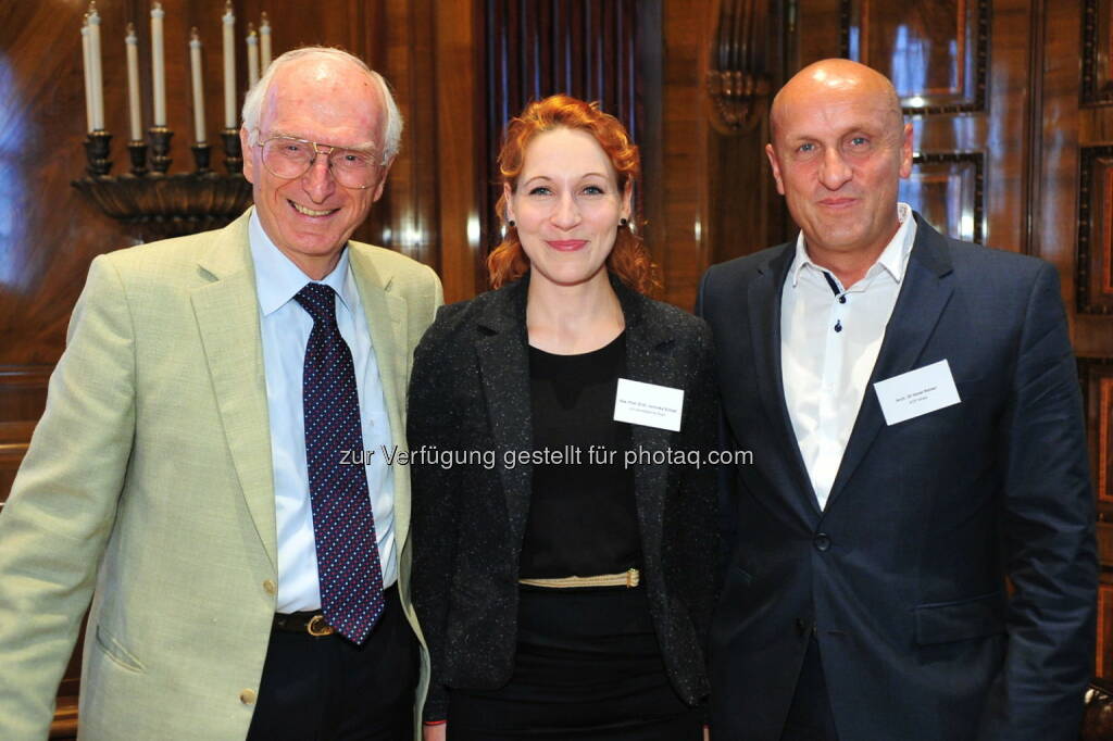 Die Geruchsforscher Gerhard Buchbauer und Veronika Schöpf mit Architekturexperte Horst Reiner (Bild: Geberit) (22.08.2014) 