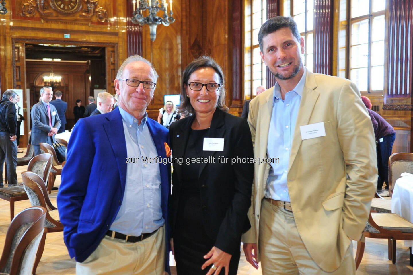 Hotelier Otto E. Wiesenthal mit Petra Böhm, Projektmanagerin bei Geberit und Dietmar Ploberger, Projektmanager bei Signa Holding (Bild: Geberit)