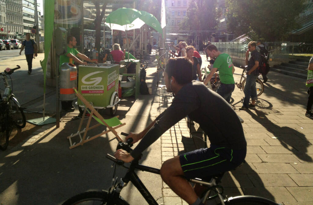 Die Grünen Radfahrer am Julius Tandler Platz, © diverse Handypics mit freundlicher Genehmigung von photaq.com-Freunden (22.08.2014) 