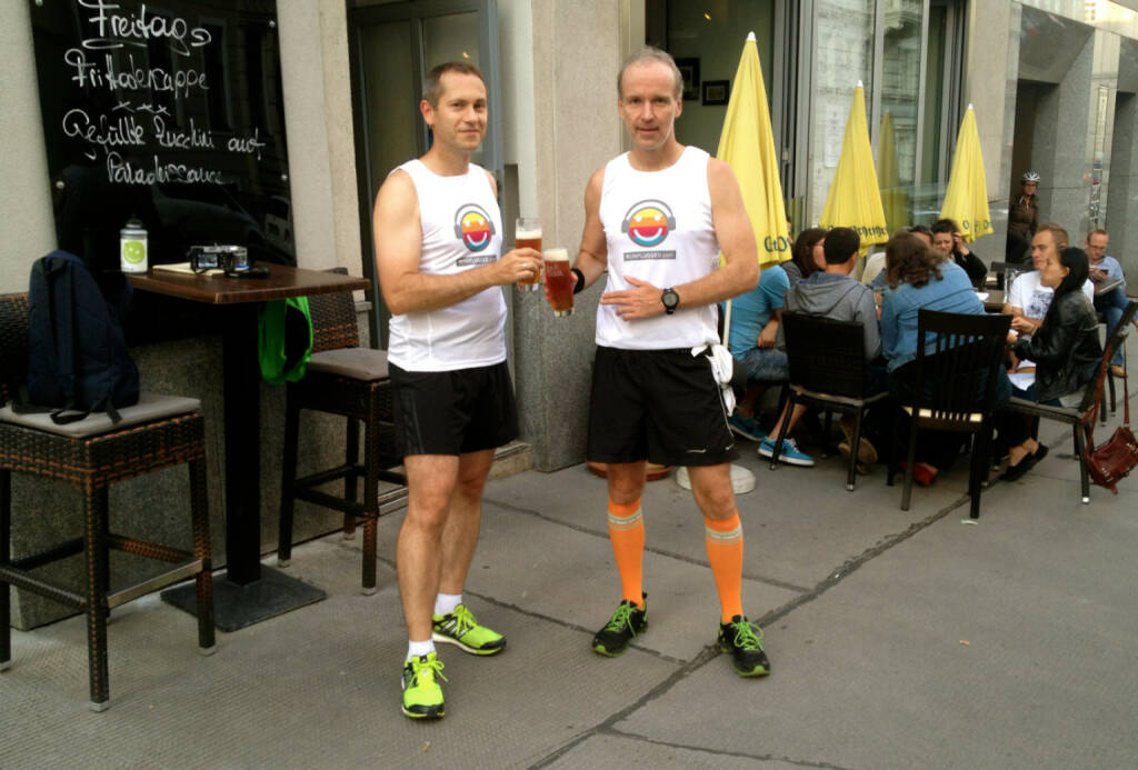 Günther Artner, Christian Drastil mit dem Post Run Bier bei der Motiwirtin (22.08.2014) 