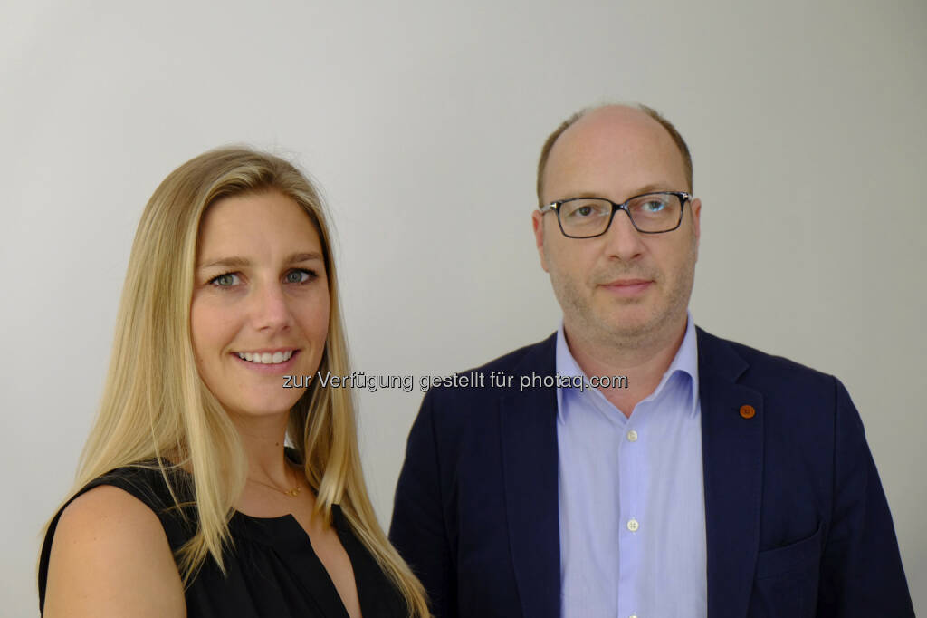 Katie Lampe, Head of Sales Operations Twitter EMEA und Florian Magistris, Geschäftsführer Httpool Austria, präsentieren Twitter-Werbung im Rahmen einer Roadshow bei Agenturen und Auftraggebern in Österreich. (Bild: Httpool), © Aussender (26.08.2014) 