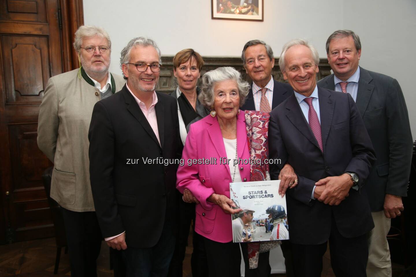 Jürgen Lewandowski (Autor), Edwin Baaske (Deilius Klasing Verlag), Nadja Kneissler (Delius Klasing Verlag), Fürstin Manni Sayn-Wittgenstein-Sayn, Prinz Alexander Sayn-Wittgenstein-Sayn, Verleger Konrad Delius) und Prinz Peter Sayn-Wittgenstein-Sayn:  Buchpräsentation Stars und Sportscars von Fürstin Manni Sayn Wittgenstein-Sayn in Salzburg